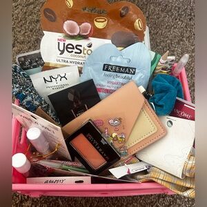 💸 FREE 💸 big Beauty and fashion scoop w/ $20 order NYX, Burt’s Bee, Earthbound